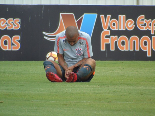 Emerson Sheik com dores durante jogo-treino contra o Atlético-PR