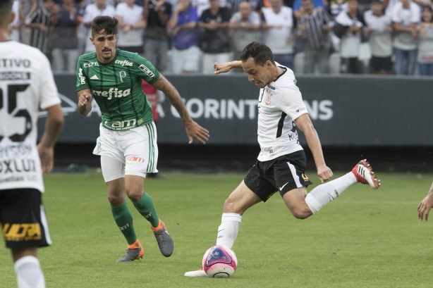 Sem centroavante, Rodriguinho jogou mais perto do gol e deu resultado: pintura!