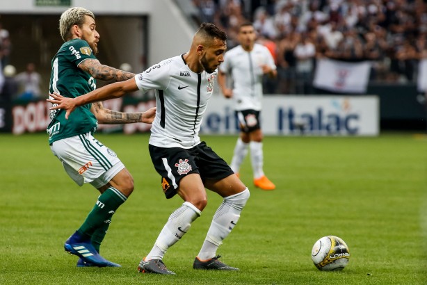 Maycon fala sobre a falta de um camisa 9