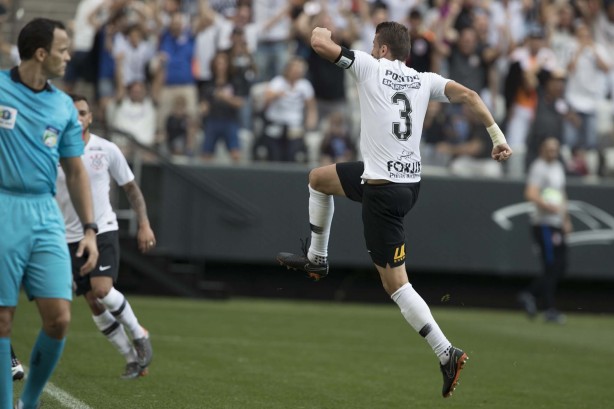 Henrique comemora gol contra o Cear, na Arena Corinthians