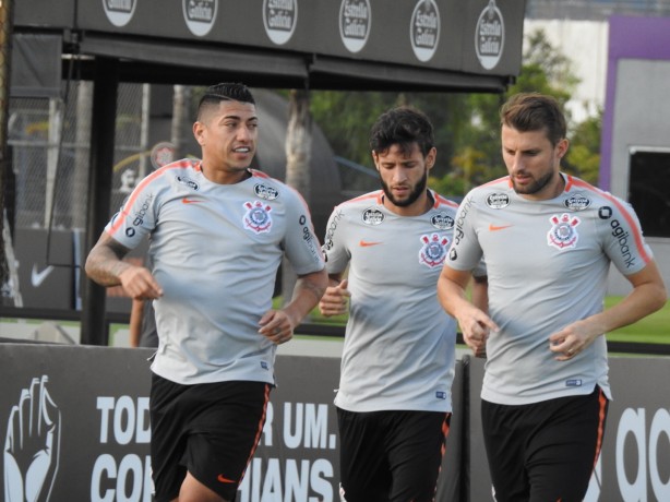 Ralf, Juninho Capixaba e Henrique treinam juntos durante retorno do elenco aps parada para a Copa