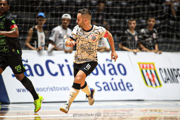 Deives marcou o seu 122 gol com a camisa do Corinthians na vitria diante do Pinda