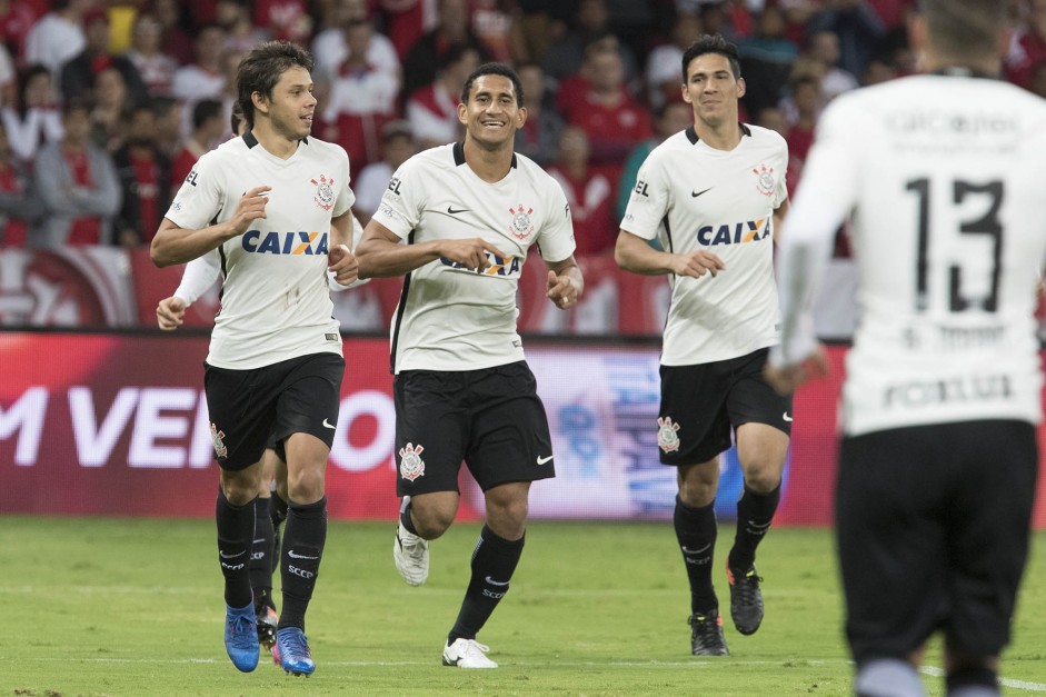 Jogadores do Corinthians comemorando gol em partida v�lida pela Copa do Brasil