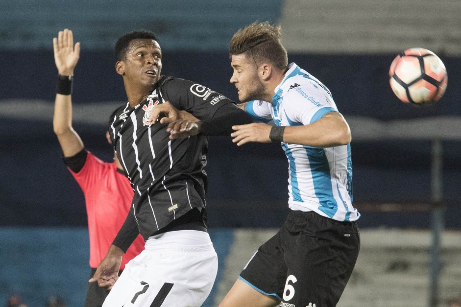O �rbitro foi bem caseiro e os jogadores corinthianos sofreram muitas faltas