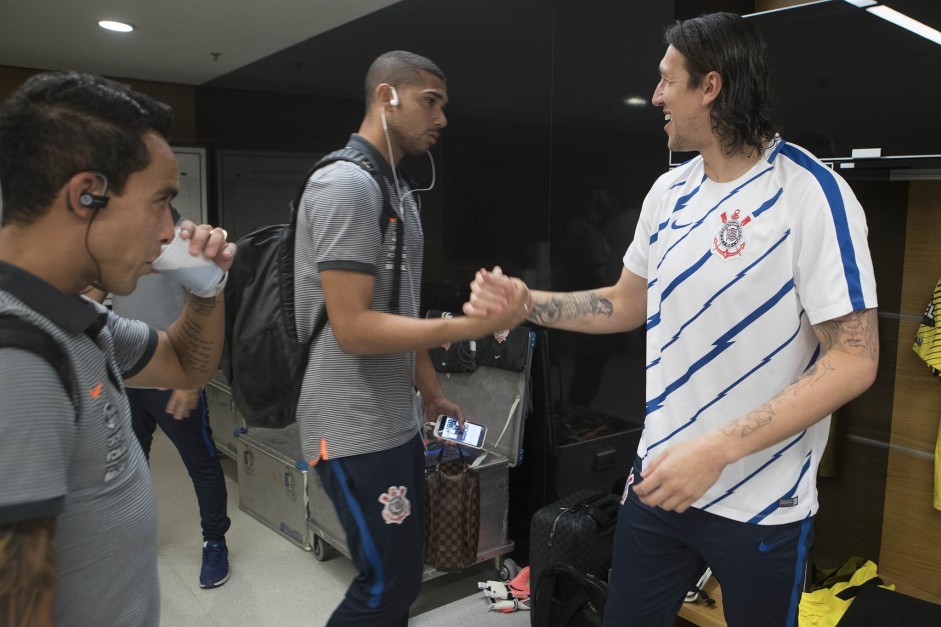 Presente e futuro: C�ssio e Filipe se cumprimentam no vesti�rio da Arena