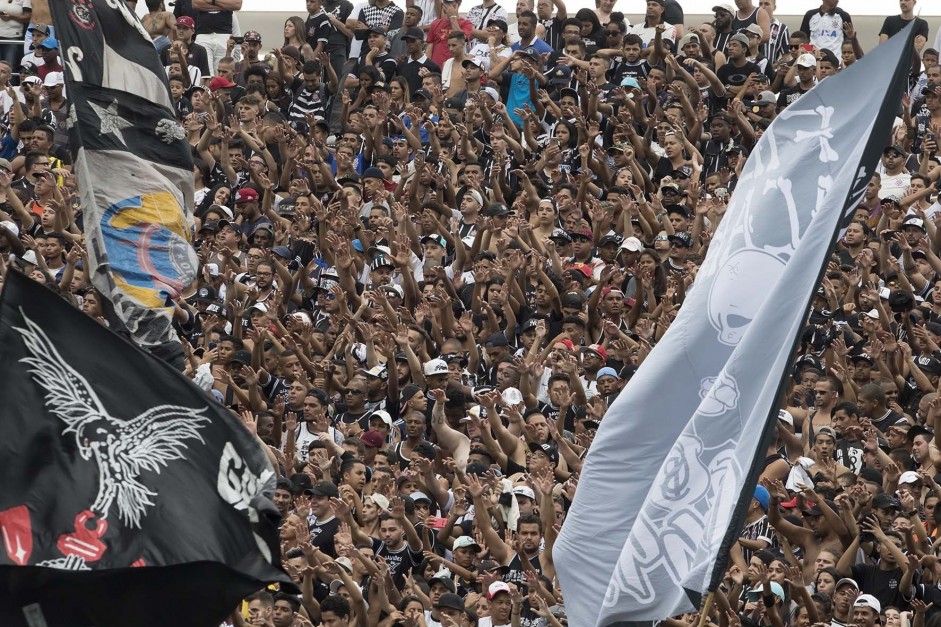 Com bandeir�es e gritos de apoio, a torcida acompanhou o treino de hoje na Arena Corinthians