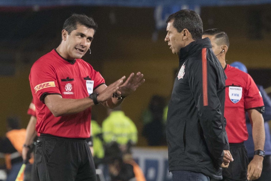 �rbitro da partida contra o Millonarios conversa com o t�cnico F��bio Carille