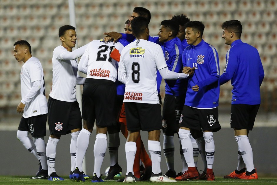 Jogadores do sub-20 comemorando a vit�ria sobre o Palmeiras, pelo Campeonato Brasileiro da categoria
