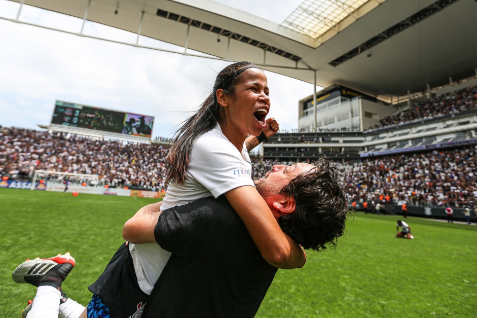 Arthur e Vict�ria comemorando o t�tulo do Campeonato Paulista Feminino