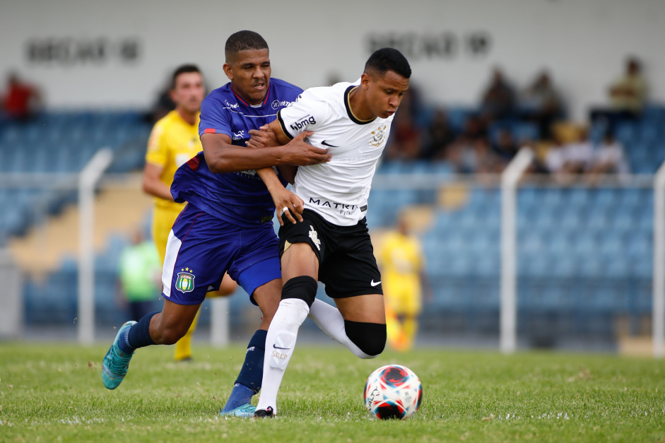 Arthur Sousa sofrendo falta em lance