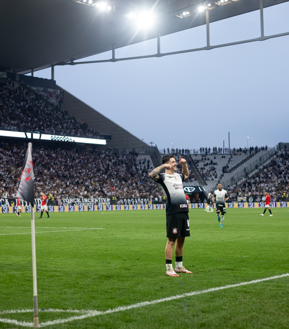 Garro comemorando gol com a torcida