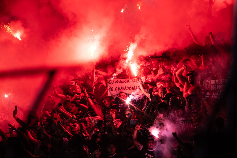 Torcida do Corinthians com sinalizadores para jogo contra Red Bull Bragantino