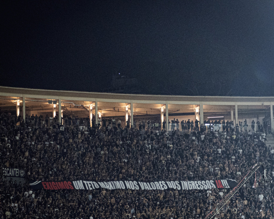 Protesto da torcida contra os valores dos ingressos para o jogo diante da Portuguesa