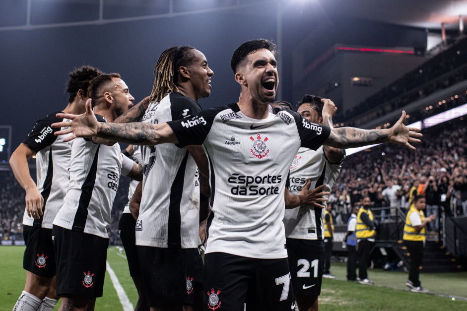 Igor Coronado e jogadores comemoram gol