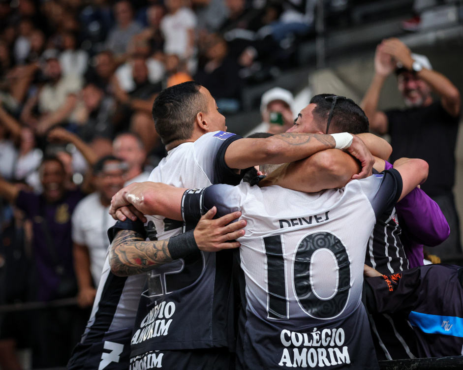 Jogadores do Corinthians Futsal comemorando com a torcida
