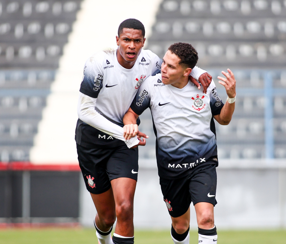 Luiz F�bio e Robert na comemora��o do segundo gol do Corinthians contra o Uni�o Suzano