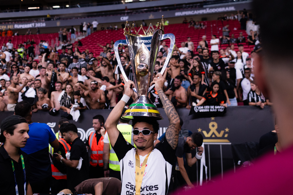 Kaio C�sar com a ta�a da Supercopa