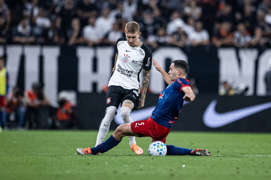 Charles sofrendo falta diante do Red Bull Bragantino