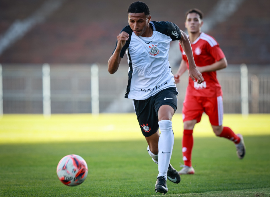 Wendel com a bola diante do Internacional